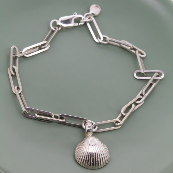Shell trace bracelet