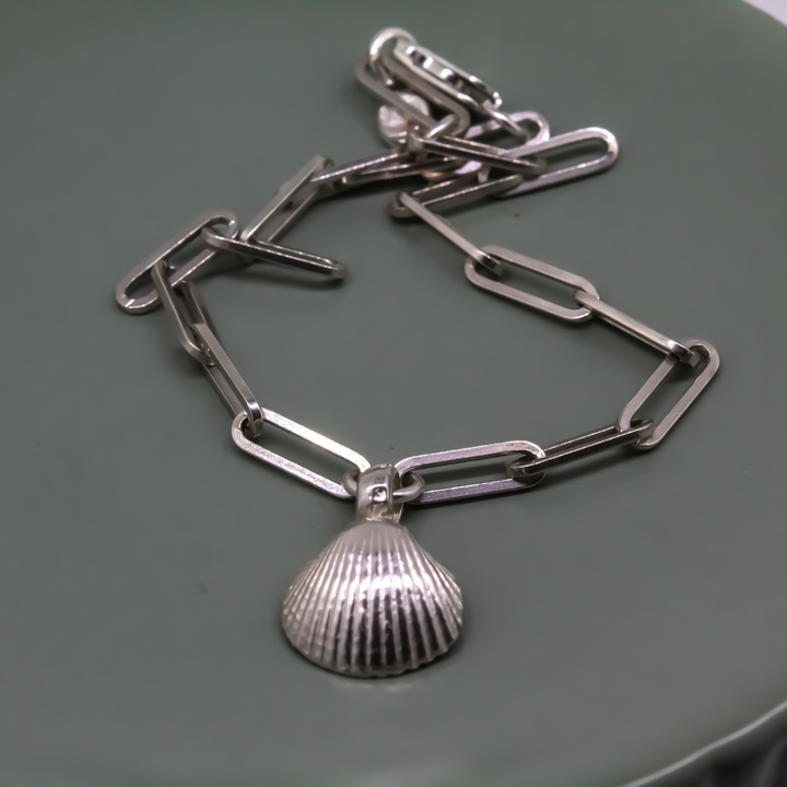 Shell trace bracelet