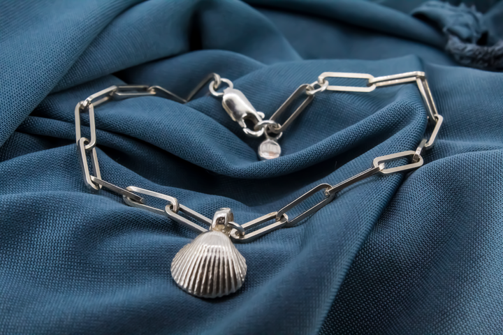 Shell trace bracelet