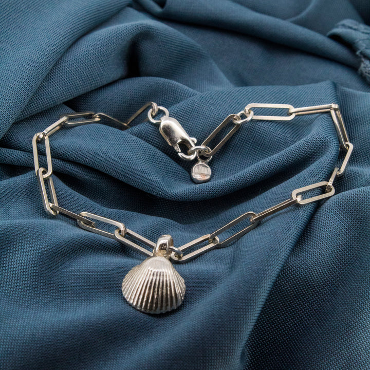 Shell trace bracelet