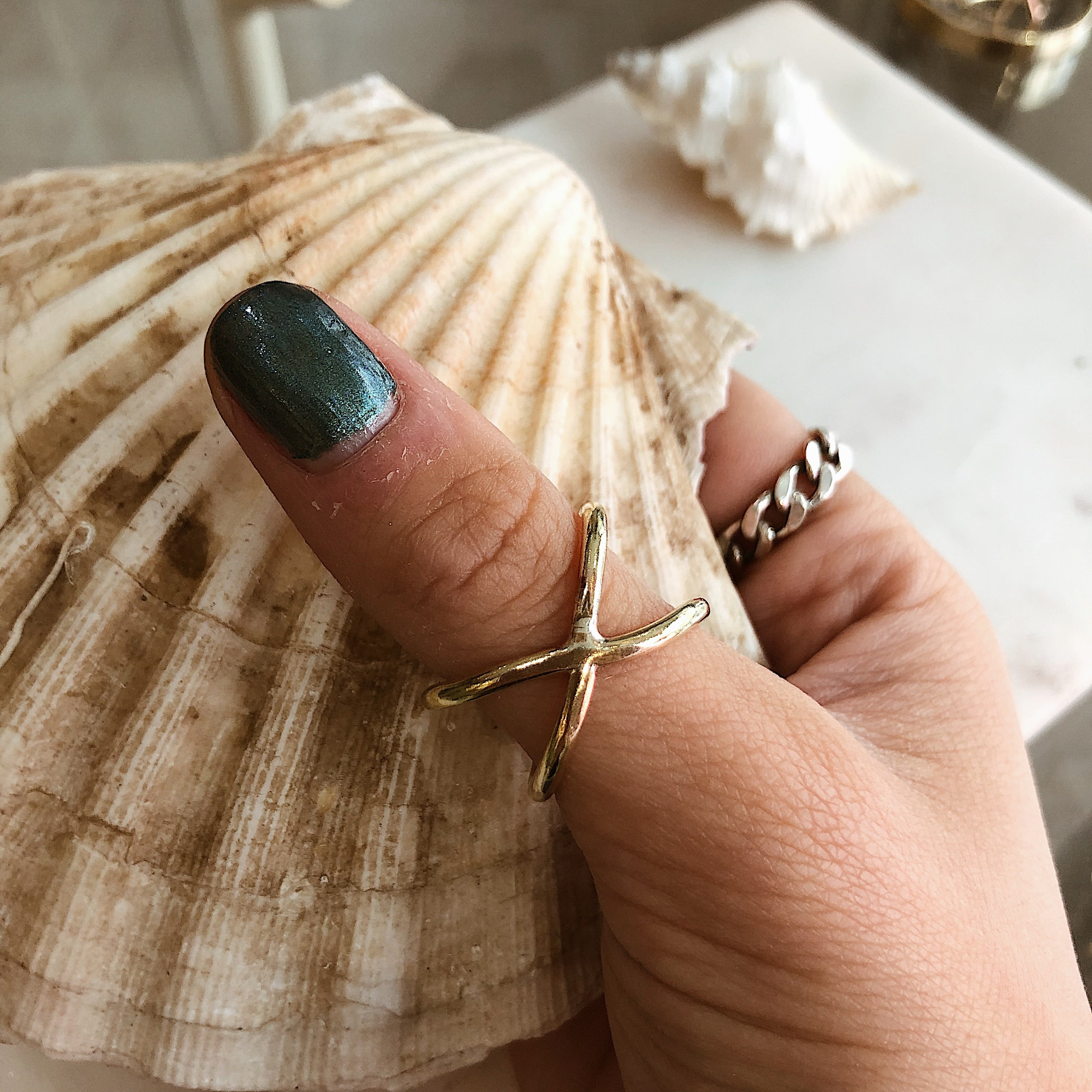 Gold Kiss Ring – Skinny Wrists